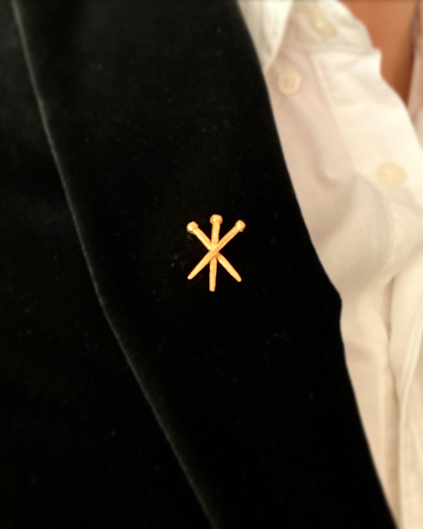 Insignias clavos de Cristo en metal chapado en oro! 😍 ya disponibles en la web por solo 25€!! https://alejandrocarrero.com/insignias/107-insignia-clavos-de-cristo-.html

———
#alejandrocarrerojoyas #joyasdeautor #joyasconencato #insignias #pines #traje #chaqueta #americana #cofrade #semanasanta
