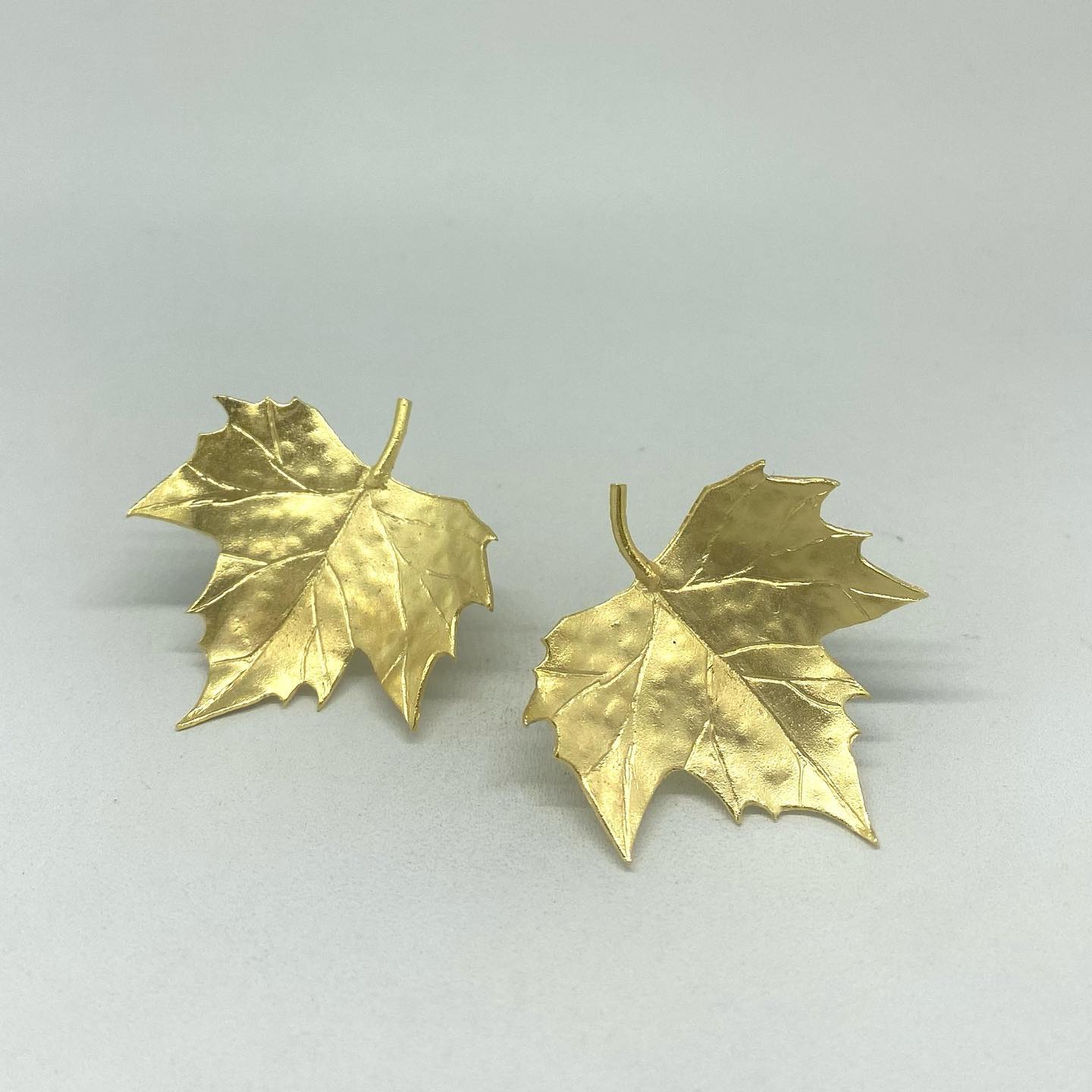 Pendientes hojas de Maple 😍 

———
#alejandrocarrerojoyas #joyasdeautor #maple #pendientes